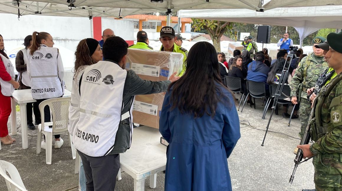 Las Juntas Receptoras del Voto Móviles alistan el material para el voto en casa en Cuenca, el 18 de agosto de 2023.