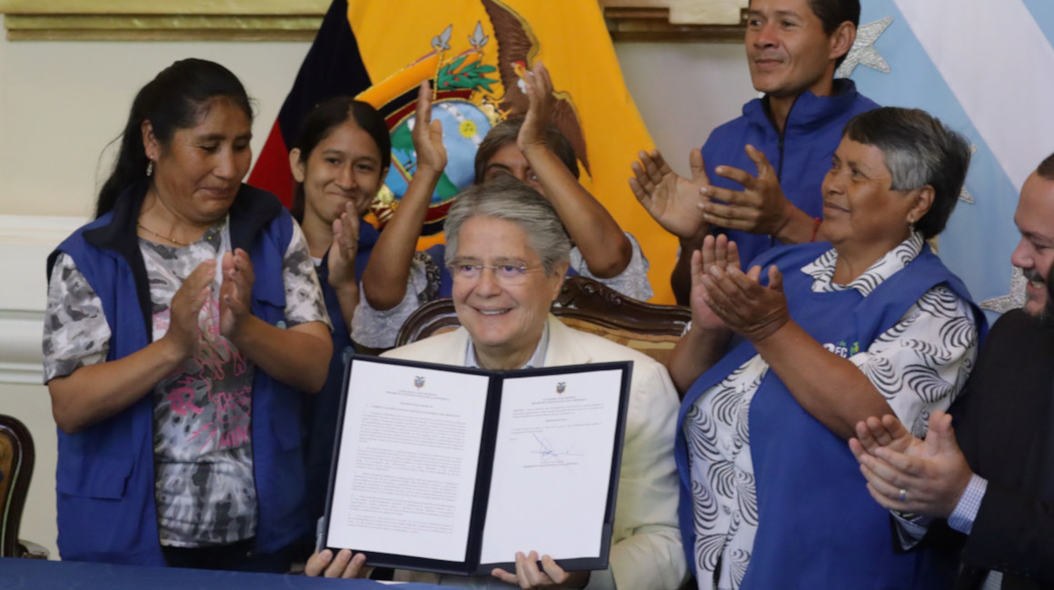 El presidente de la República, Guillermo Lasso, firmó el decreto ley de creación del impuesto a las botellas plásticas no retornables, el 18 de agosto de 2023 en la Gobernación de Guayas, en Guayaquil.