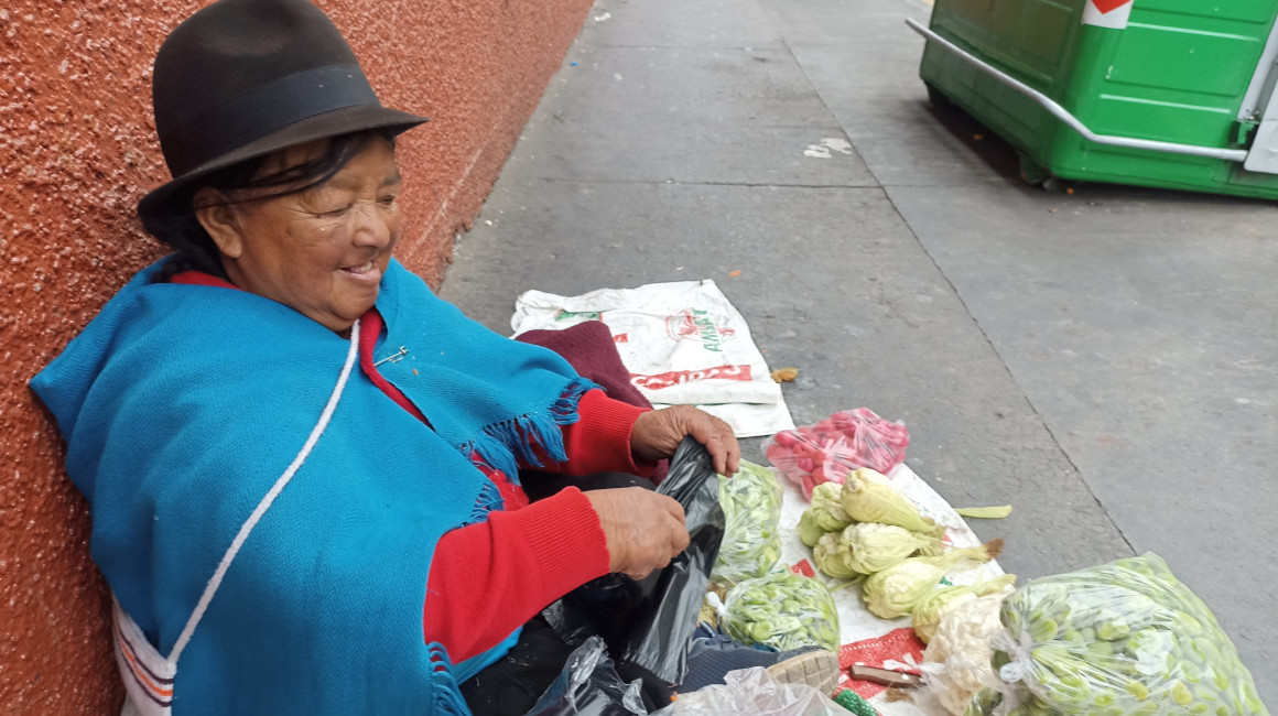 Carmen, de 72 años, no tiene esperanzas de volver a ver a su familia, que migró desde Tungurahua hacia Estados Unidos.
