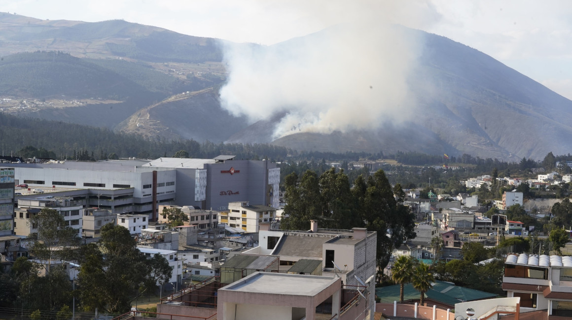 Incendio forestal en el cerro Casitagua, norte de la ciudad, vista desde El Condado.