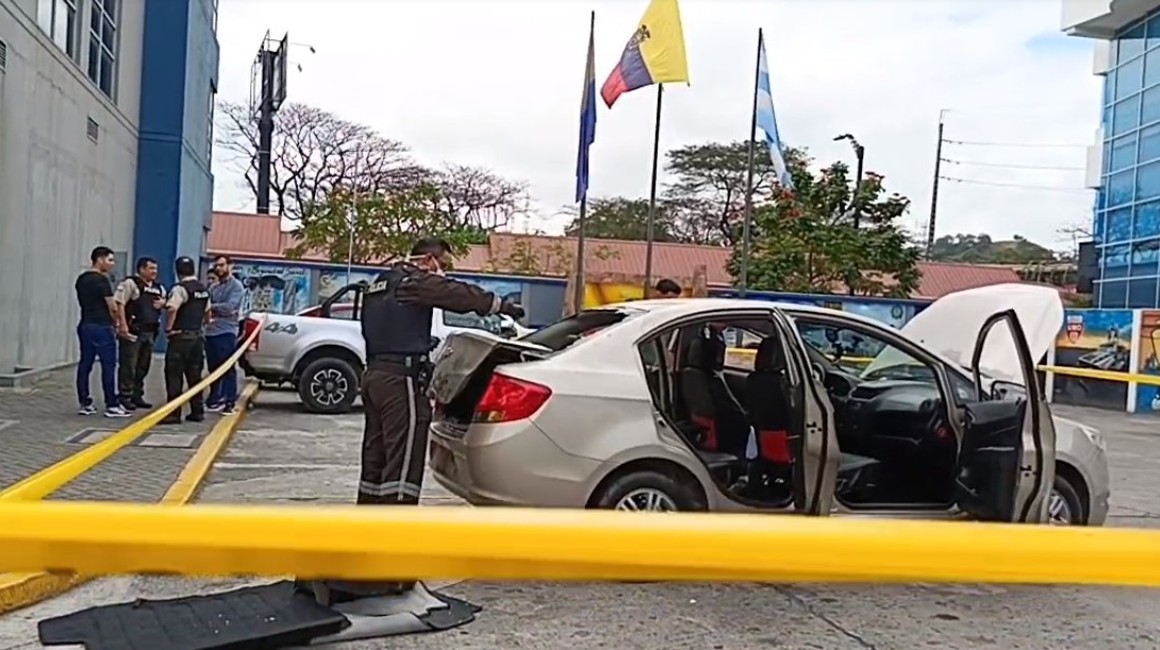 La Policía inspecciona el auto en que se movilizaban los asaltantes de la balacera de ese 19 de julio en Guayaquil.