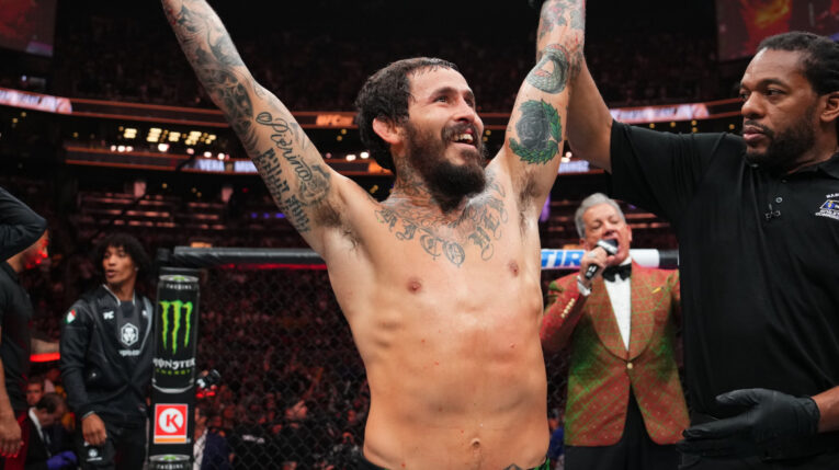 'Chito' Vera celebra su victoria ante Pedro Munhoz en la UFC 292, el 19 de agosto de 2023.