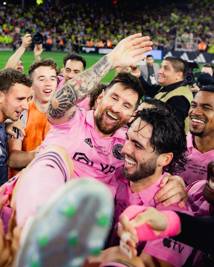 Leo Campana levanta en sus brazos a Lionel Messi, después de ganar el título de la Leagues Cupe, el 20 de agosto de 2023. 