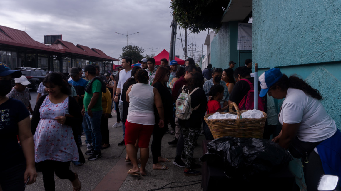 Las ventas ambulantes proliferaron en recintos electorales del norte de Guayaquil, el 20 de agosto de 2023.