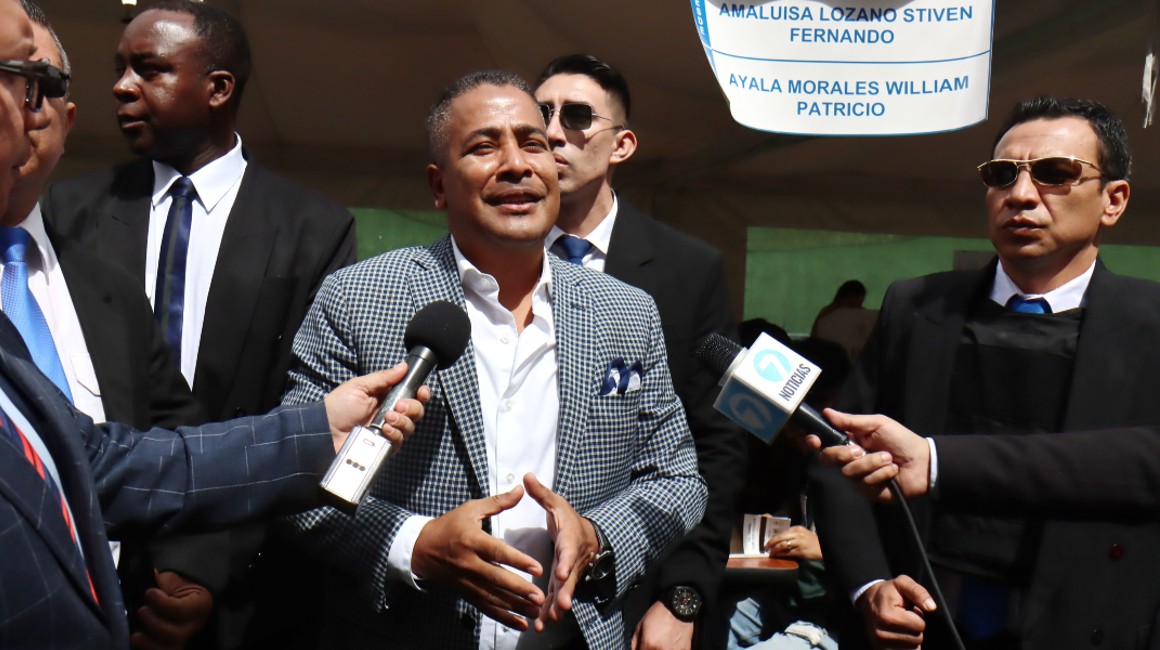 El candidato Bolívar Armijos ofrece declaraciones tras votar en Quito.