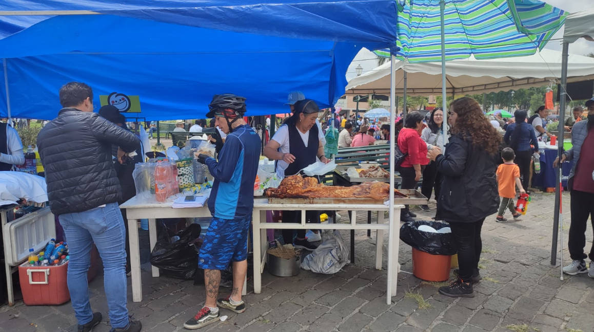 Puesto de comida en los exteriores de los recintos electorales. Quito, 20 de agosto de 2023
