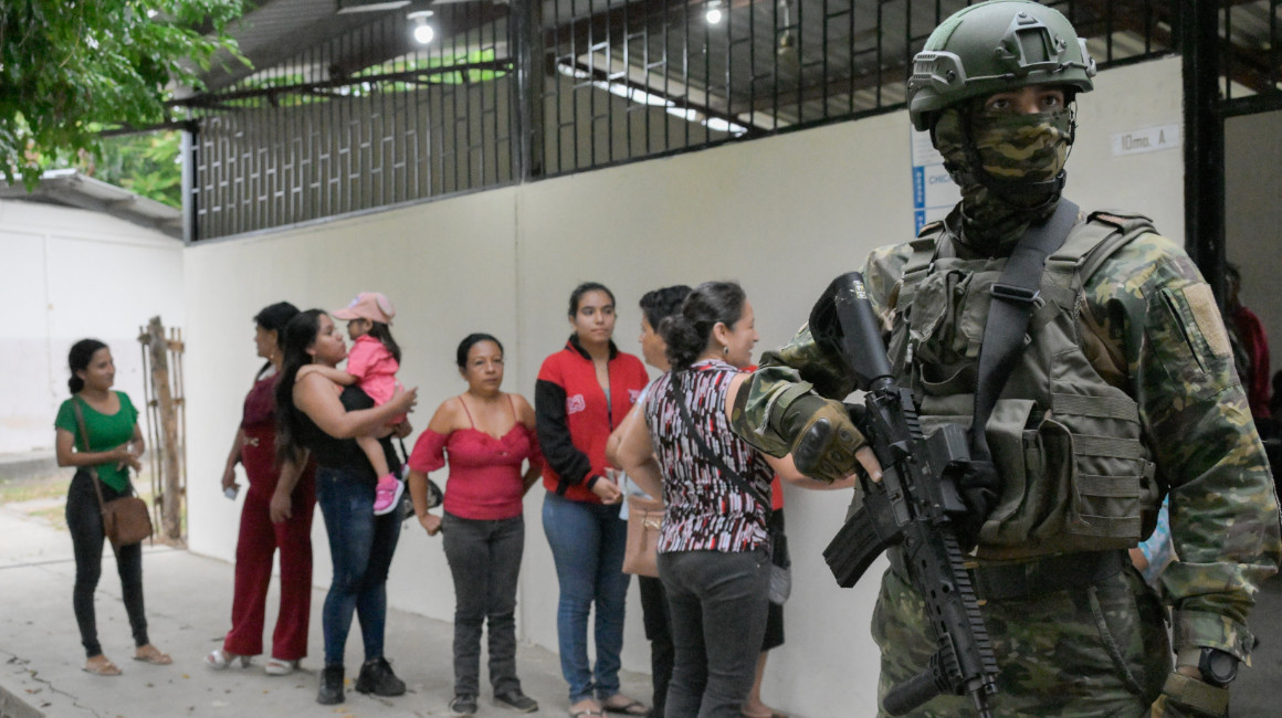 Un militar custodia un recinto electoral en Guayaquil, el 20 de agosto de 2023. 