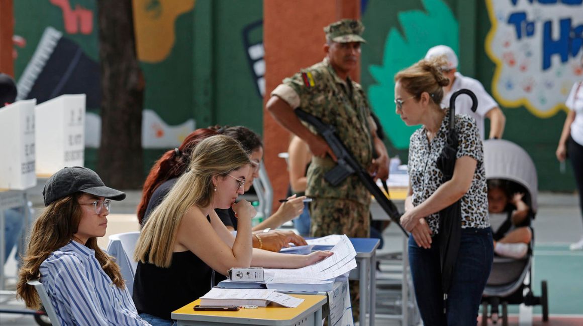 Ciudadanos acuden a votar durante la jornada de elecciones generales, en Guayaquil (Ecuador), el 20 de agosto de 2023.