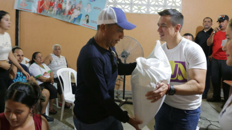 El 29 de abril de 2023, en la provincia de Los Ríos, Daniel Noboa entregó ayuda en varias poblaciones pobres.