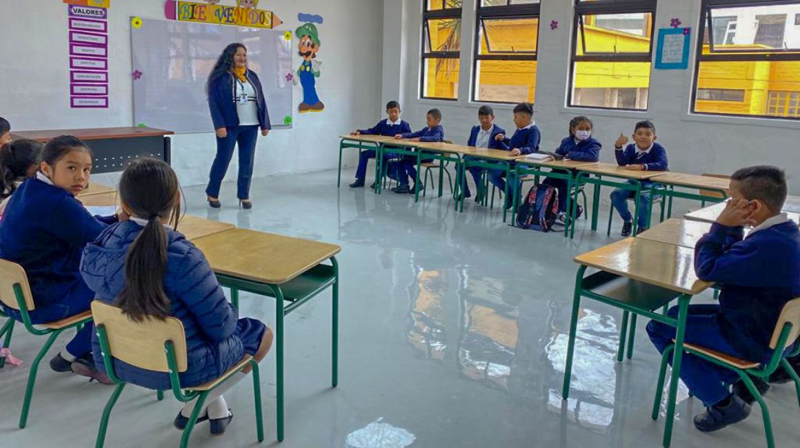 Estudiantes en un aula de clases de la Unidad Educativa Juan Larrea Holguín, de Quito, el 22 de agosto de 2023.