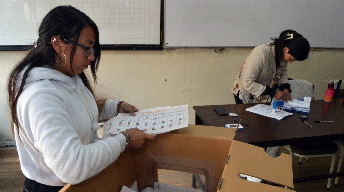 Ciudadanos cuentan los votos en las juntas receptoras, el 20 de agosto de 2023, en Cuenca.