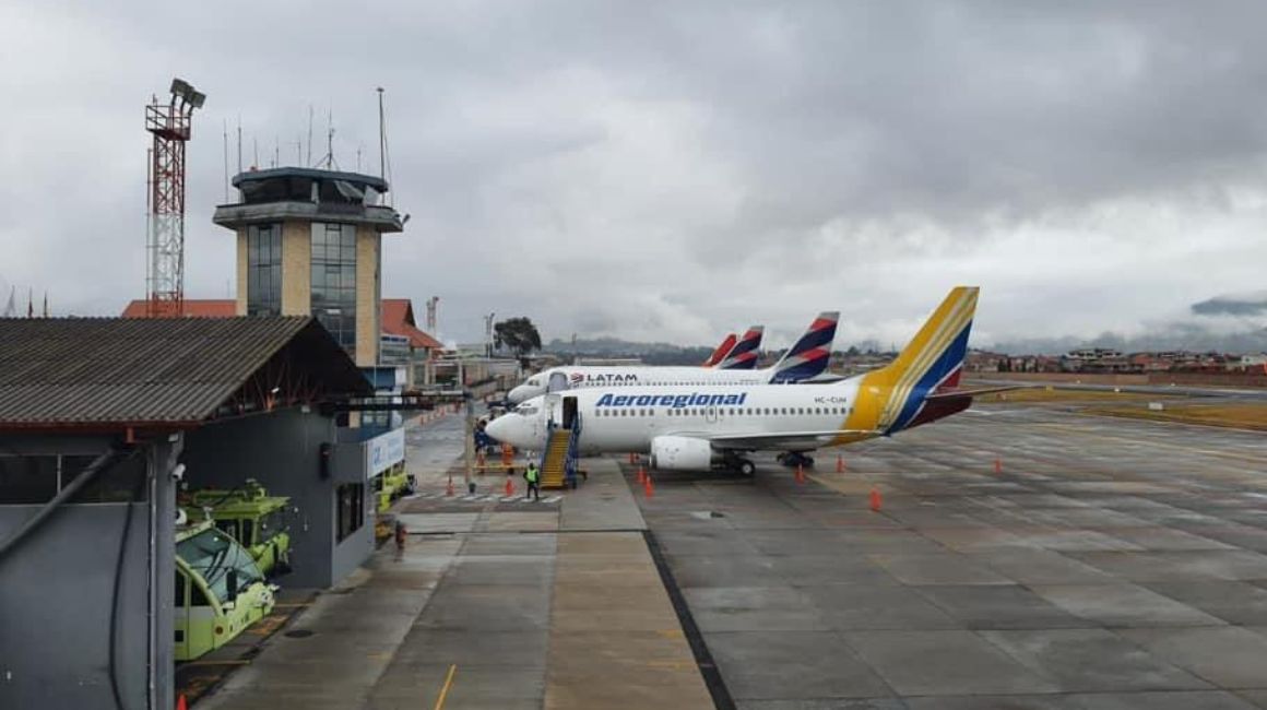 Aviones estacionados en la pista del aeropuerto Mariscal La Mar, de Cuenca, el 22 de agosto de 2023