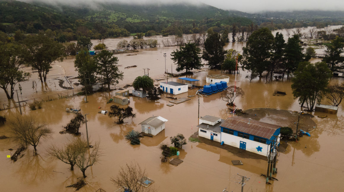 Fotografía aérea tomada hoy que muestra las inundaciones causadas tras el desborde del río Claro en la ciudad de Talca, en Chile, el 22 de agosto de 2023.