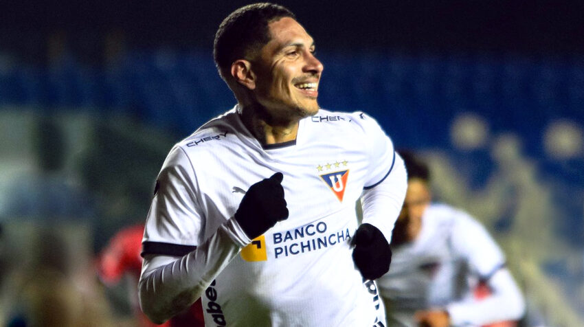 Paolo Guerrero celebra su gol en el partido de Liga ante Ñublense, el 3 de agosto de 2023.