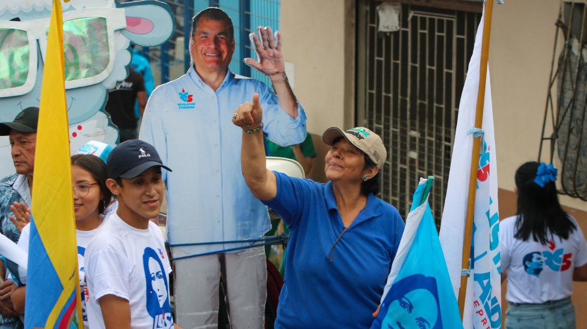 Un cartel de Rafael Correa durante un recorrido de Luisa González en la campaña para la primera vuelta.