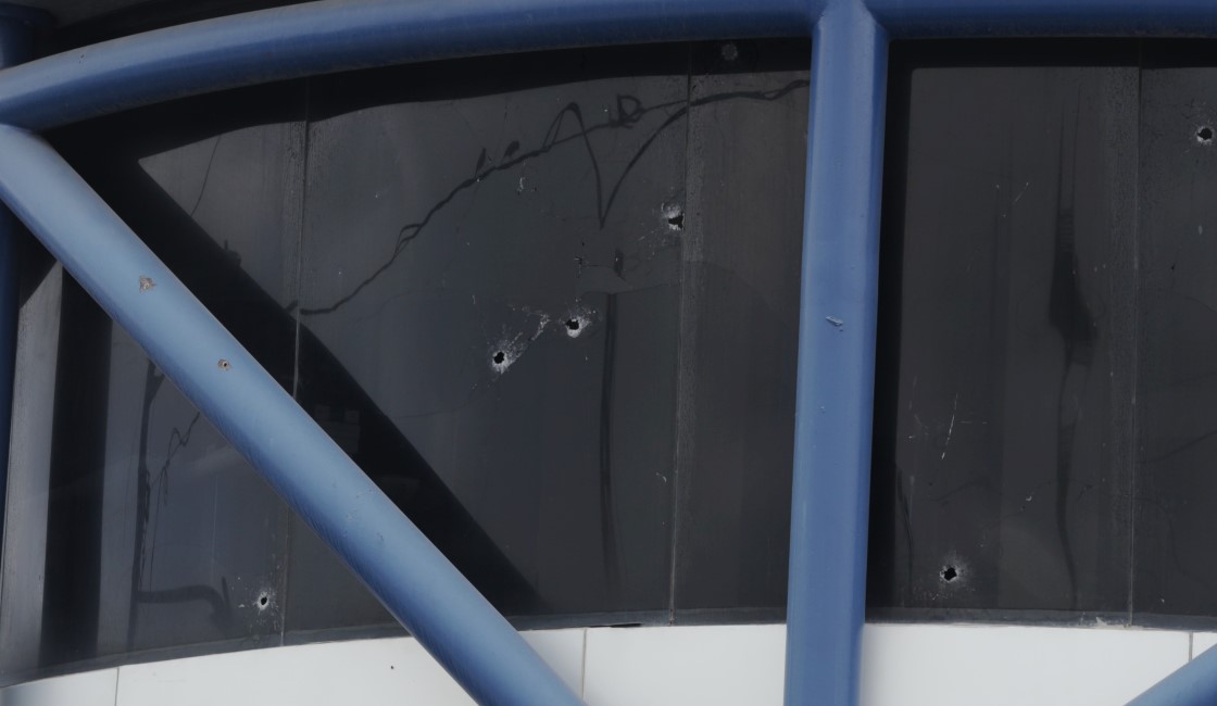 Impactos de bala en un ventanal de la fachada de Farmayala, atacada con alrededor de 90 disparos la noche del 23 de agosto del 2023.  