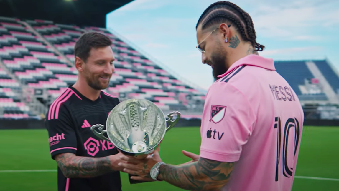 Lionel Messi junto a Maluma, en el video de la canción 'Trofeo' del cantante colombiano.