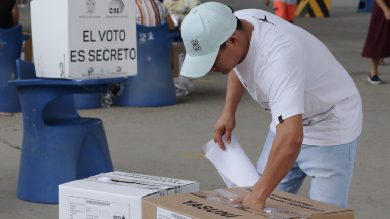 Un ciudadano deposita su voto durante la jornada de elecciones de este 20 de agosto de 2023.