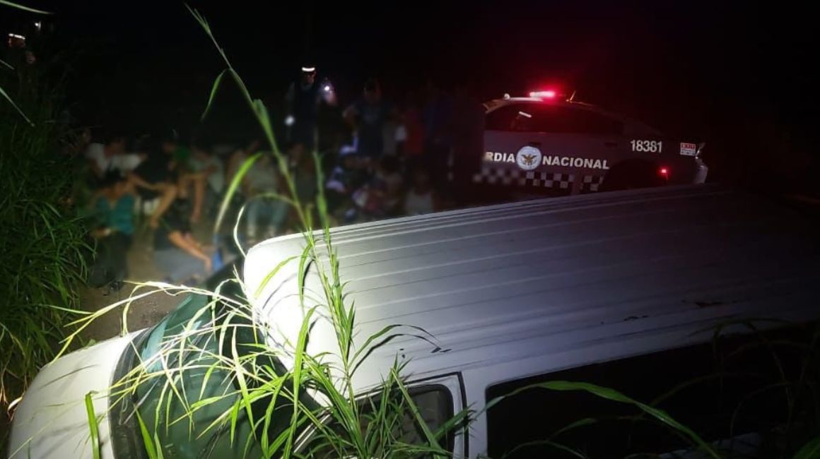 Una camioneta con migrantes se accidentó en una carretera de Veracruz, en México, el 25 de agosto de 2023.