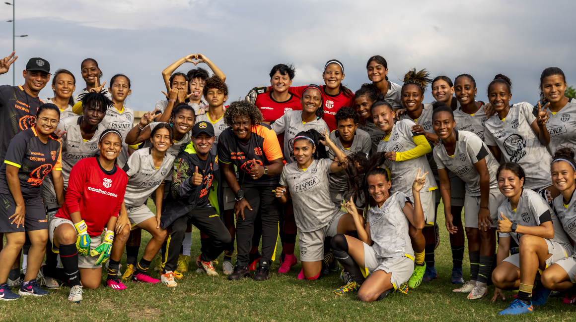 Plantel de Barcelona SC femenino, después de un entrenamiento en Guayaquil. 
