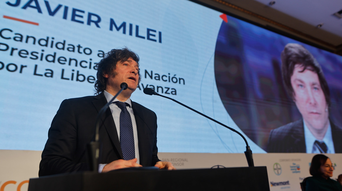 El candidato presidencial del partido ultraderechista La Libertad Avanza, Javier Milei, participa durante la vigésima edición del Consejo de las Américas este 24 de agosto de 2023.