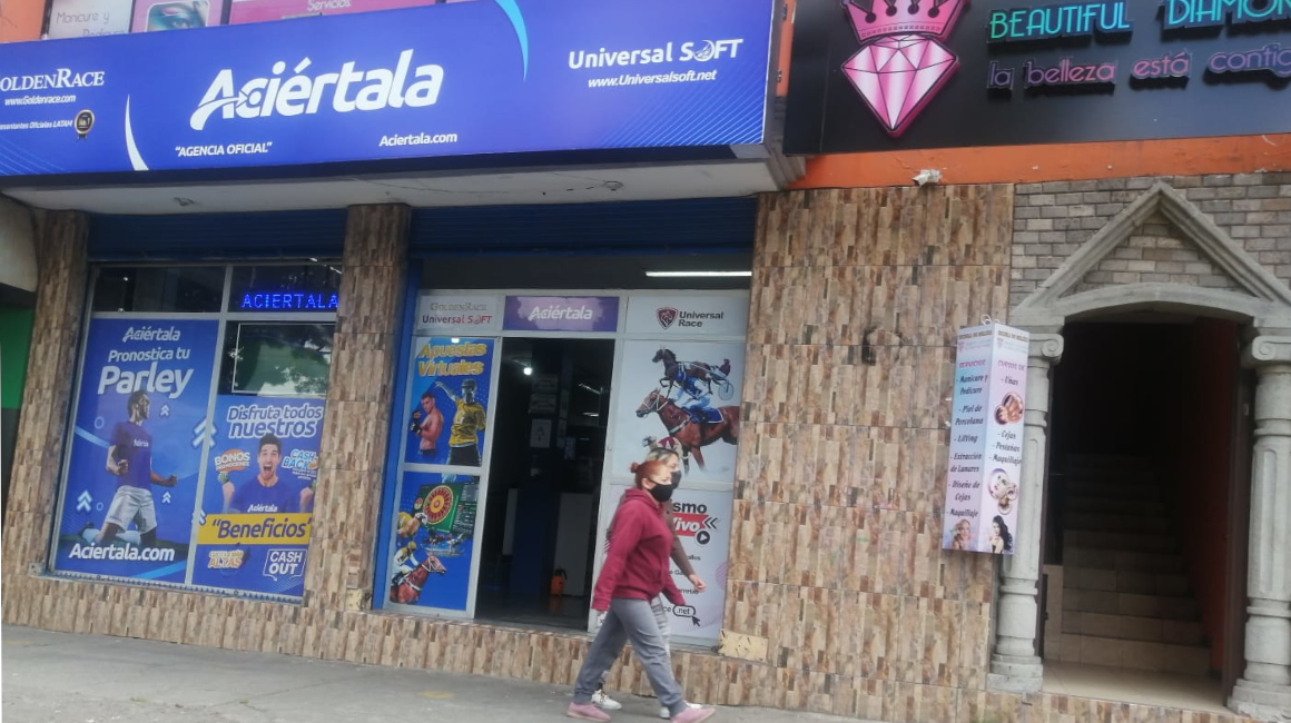 Un negocio de pronósticos deportivos ubicado en Solanda, en el sur de Quito. El 25 de agosto de 2023.