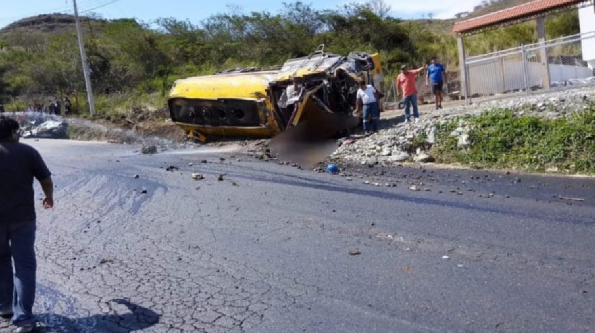 Imagen del accidente en vía Piñas-Portovelo el 25 de agosto de 2023..