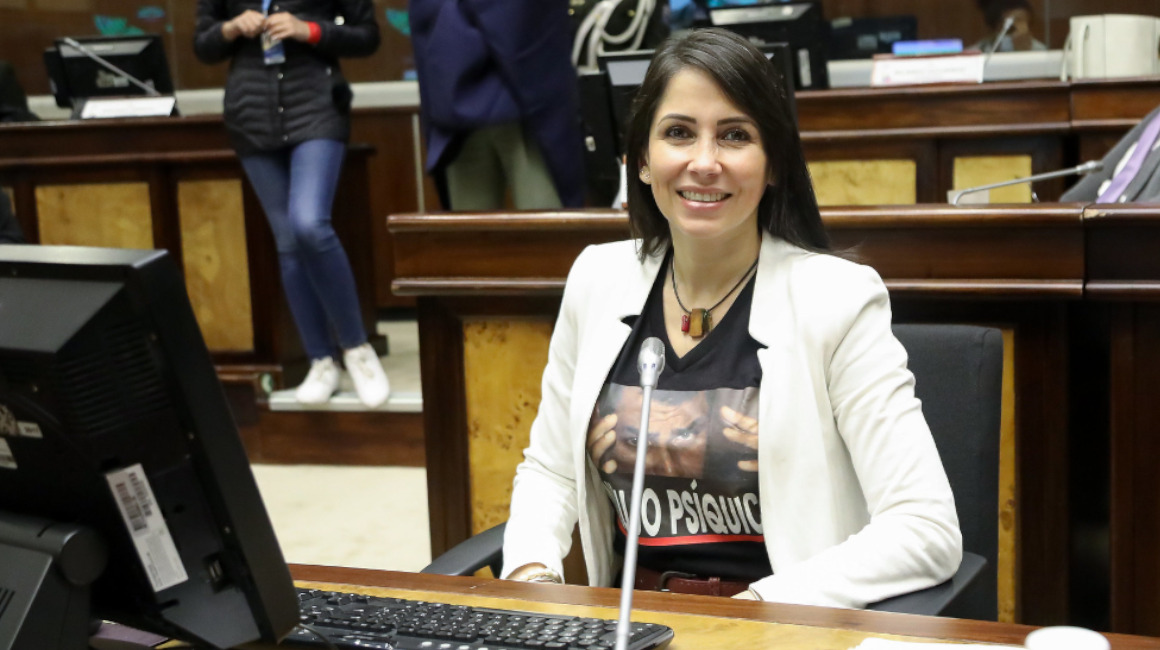 Luisa González en la sesión del pleno de la Asamblea Nacional del 14 de abril de 2022.
