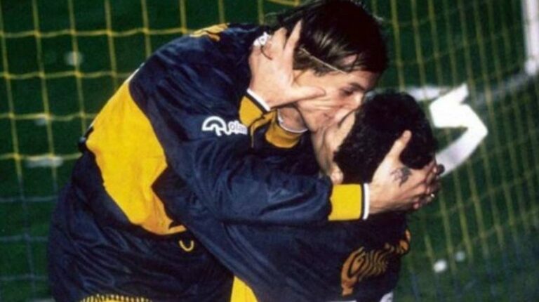 Los jugadores Diego Maradona y Claudia Caniggia, en un partido de 1994.