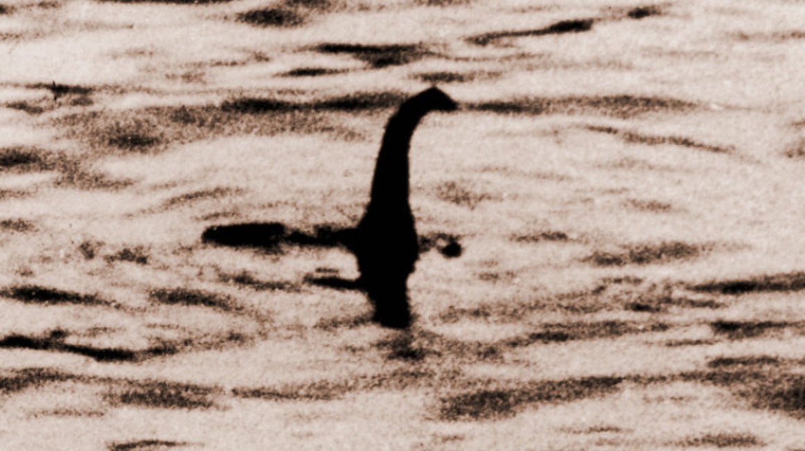Famosa foto fraudulenta del monstruo del lago Ness.
