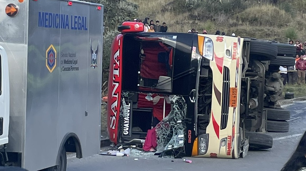 Un bus de pasajeros se accidentó en el sector de Papallacta.