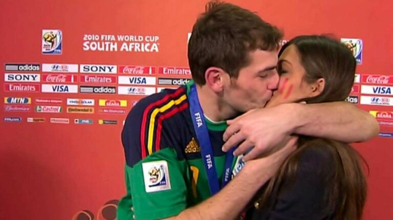 El arquero Íker Casillas besa a la periodista Sara Carbonero, tras la final del Mundial 2010.