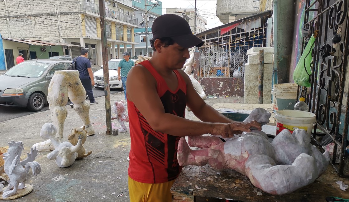 Un artesano cubre con papel y engrudo un molde en la calle 6 de Marzo y Cuenca, en Guayaquil, el 28 de agosto del 2023.