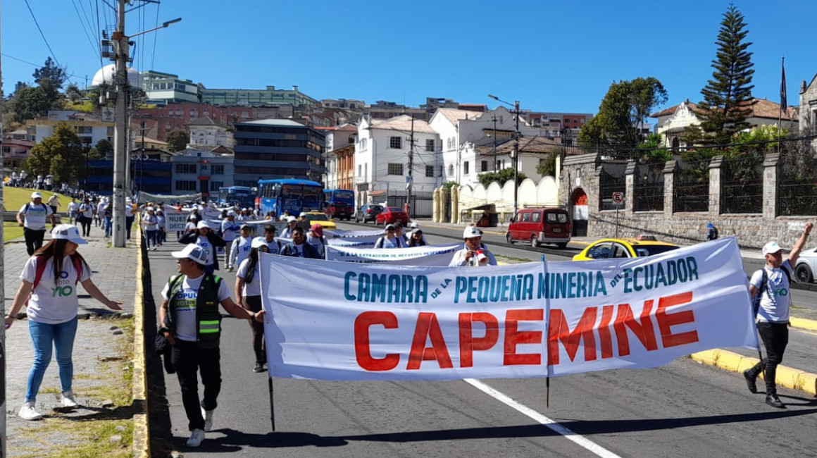 Miembros de la Cámara de la Pequeña Minería en una marcha en apoyo al "No" en la consulta popular sobre el Chocó Andino. Foto del 17 de agosto de 2023.