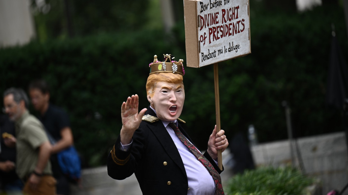 Un imitador de Donald Trump sostiene un cartel frente al juzgado estadounidense E. Barrett Prettyman en Washington, el 28 de agosto de 2023.