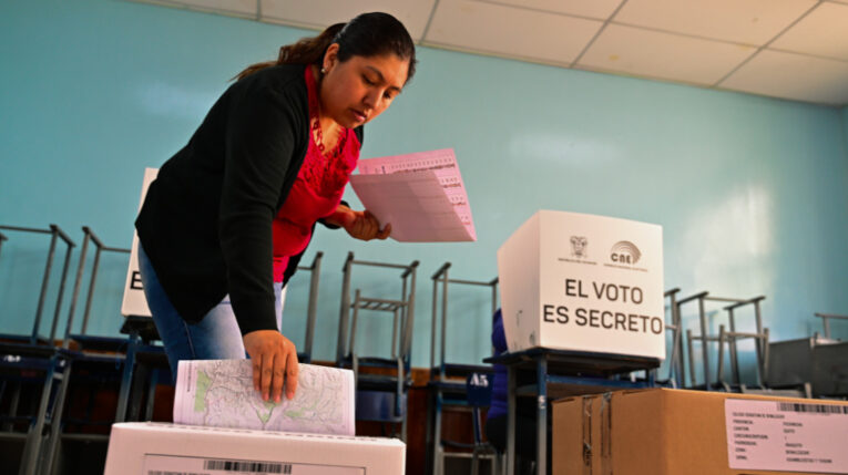 Una ciudadana deposita su voto durante la jornada de votación de este 20 de agosto de 2023 en Quito.