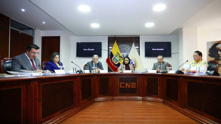 Las autoridades del CNE en la sesión del Pleno del 25 de agosto de 2023.