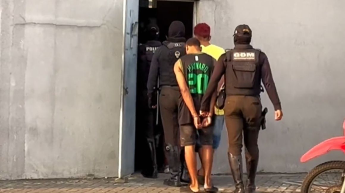 Presuntos extorsionadores detenidos en Guayaquil el 28 de agosto de 2023.