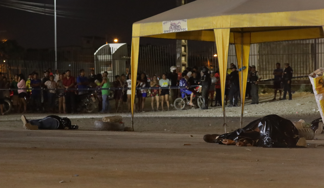 Los cadáveres de cuatro personas quedaron tendidos en el suelo, a las afueras de una gasolinera en el cantón Durán, en Guayas.