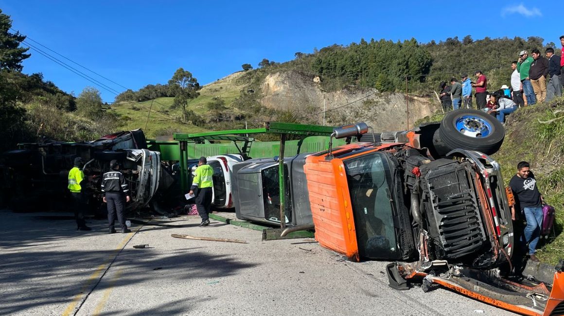 Un tráiler y un camión se accidentaron en la vía Cuenca-Loja, el 30 de agosto de 2023.