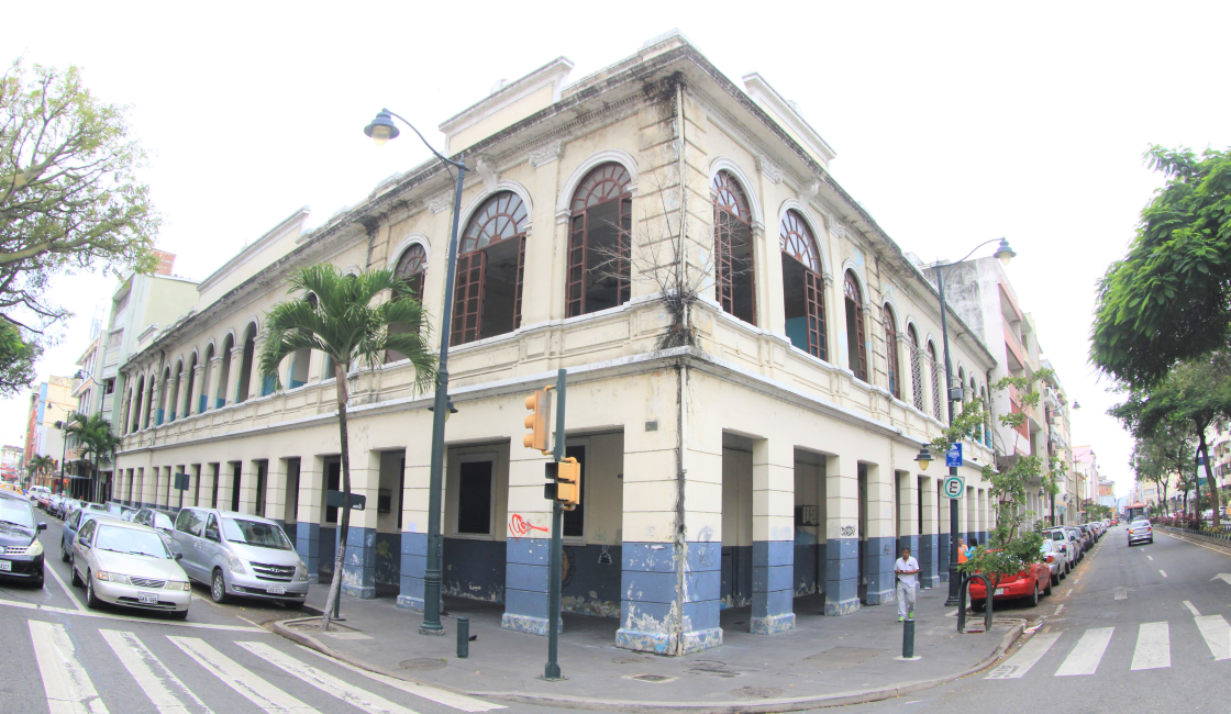 La Alcaldía de Guayaquil intervino el colegio Ana Paredes de Alfaro, edificio patrimonial ubicado en las calles Sucre y Chimborazo, en el centro de la ciudad. 