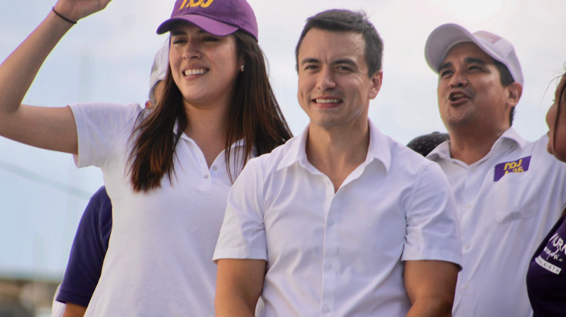 El candidato presidencial, Daniel Noboa, en un recorrido por Santa Elena.