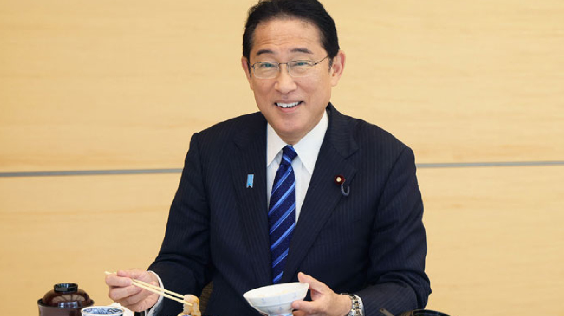 El primer ministro japonés, Fumio Kishida, comiendo pescado de Fukushima.