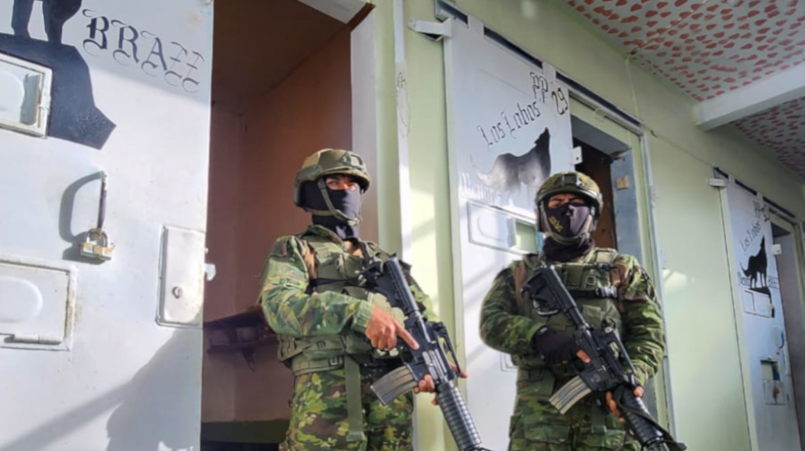 La madrugada del 30 de agosto de 2023, 2.200 soldados de las Fuerzas Armadas de Ecuador realizaron un operativo de control de armas en la cárcel de Cotopaxi, controlada por la banda de Los Lobos.