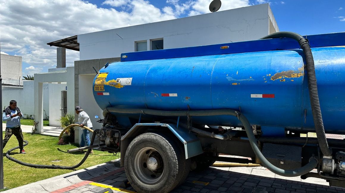 Un tanquero de la empresa municipal de agua de Quito, el 31 de agosto de 2023.