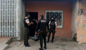 Policías motorizados rescataron a un secuestrado y detuvieron a dos sospechosos en una casa de la Isla Trinitaria, al sur de Guayaquil.