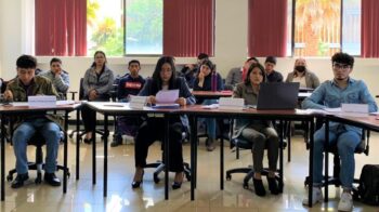 Estudiantes en una aula de la Universidad de Cuenca.