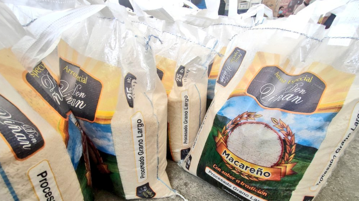 Sacos de arroz en feria de productores impulsada por el Ministerio de Agricultura, en Loja. Foto de archivo, agosto de 2022.
