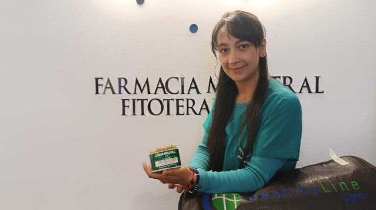 Katherine Lucero, auxiliar de enfermería de la Farmacia Fitoterapeútica Mayu, en el centro norte de Quito, 31 de agosto de 2023.