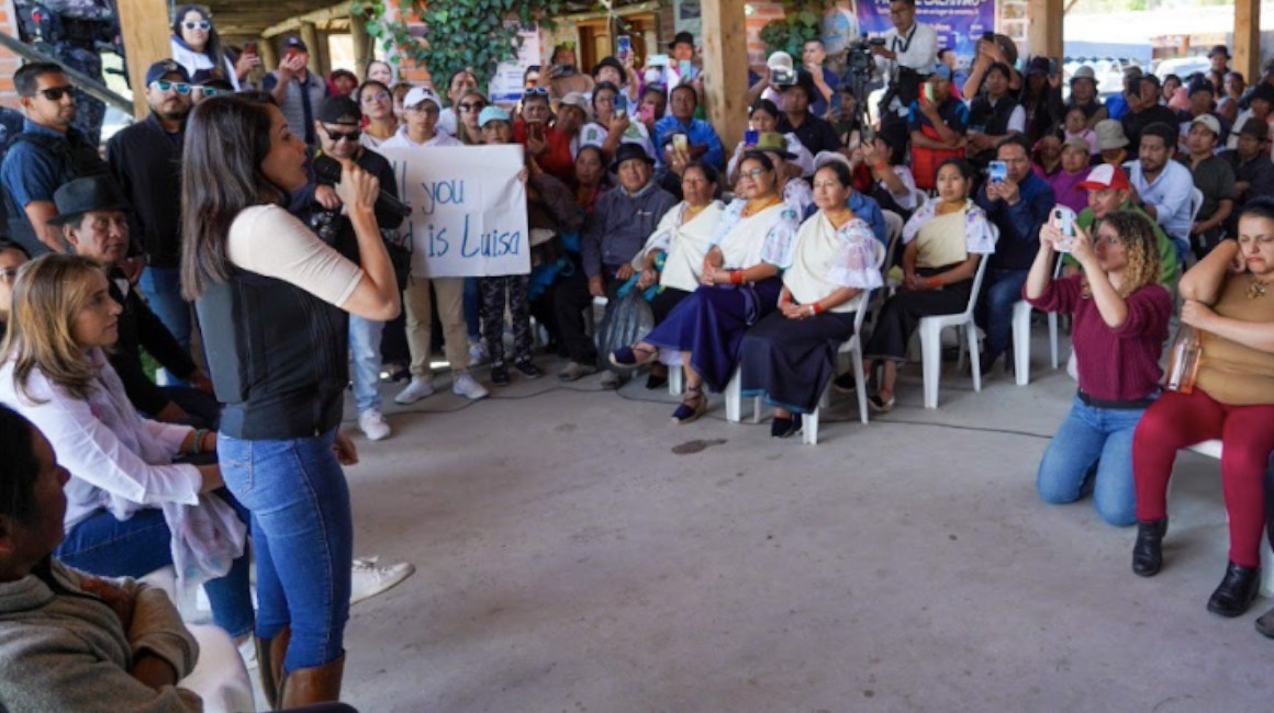 La candidata presidencial Luisa González usa chaleco antibalas en un evento en Otavalo, este 1 de septiembre de 2023.